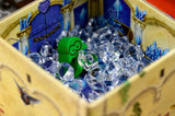 Gobelin ayant atterri dans le trésor de diamants dans le jeu Flyin' Goblin chez iello en vente en seconde main sur L'île aux trésors à Fribourg.