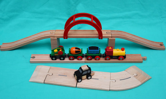Train en bois - Train, voiture et route
